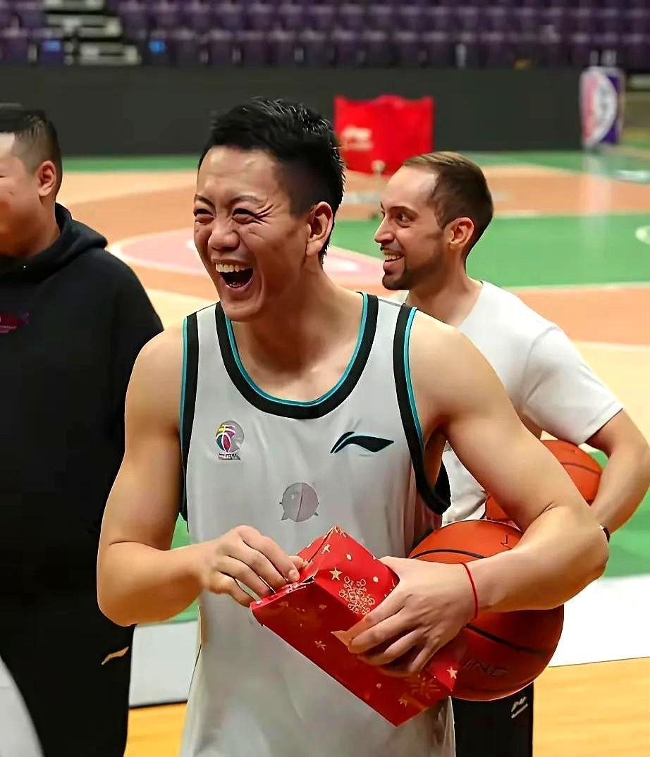 左手刚拆掉膝盖固定带，右手就甩出八万块的手机盲盒。
赵继伟把训练馆灯光调成夜店模