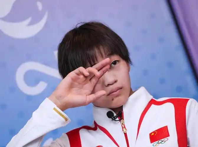 [月亮]一个17岁的小姑娘，在跳水台上为国争光，成为坐拥1800万粉丝的超级顶流