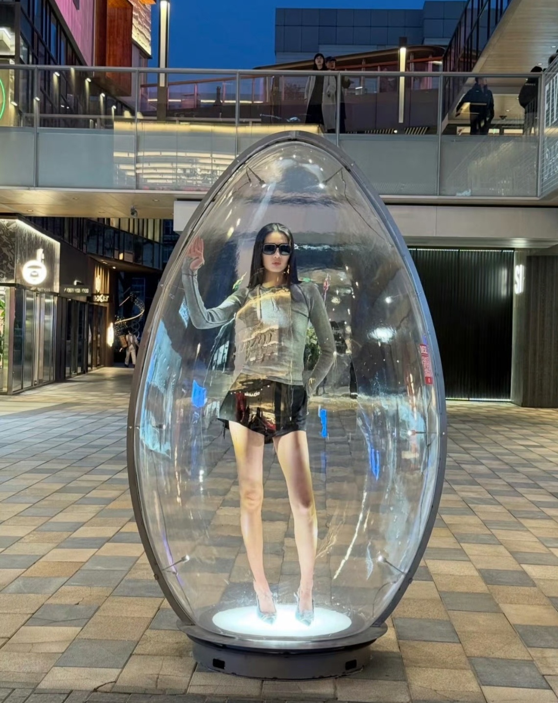 三里屯真人模特   “好像你坐办公室就不是商品一样，而且还是不挣钱老挨骂的那种”