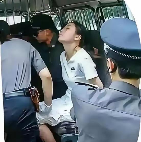 2004年，福州看守所，方晓红在接受注射执行死刑前，身体倚靠着车窗玻璃，微微抬起