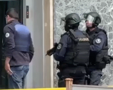 【意大利一银行约10至20人被劫持】
快讯！不久前意大利宪兵向卫星通讯社表示，2