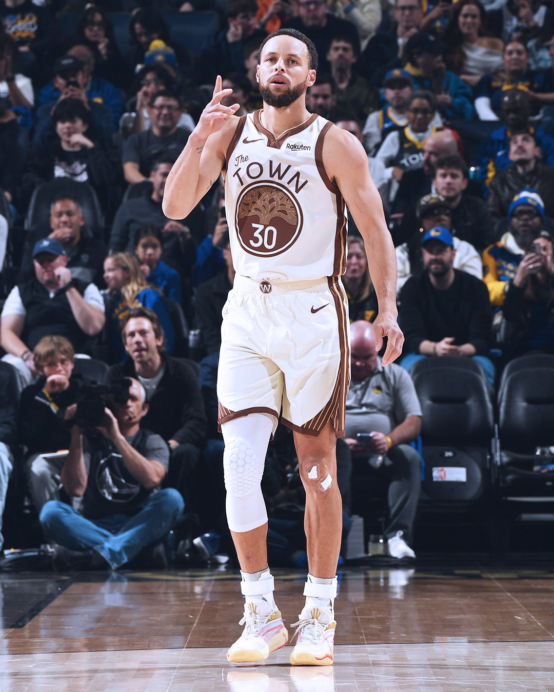 第一节比赛结束，勇士37:45活塞；库里10分，格林9分，梅尔顿8分。活塞vs勇