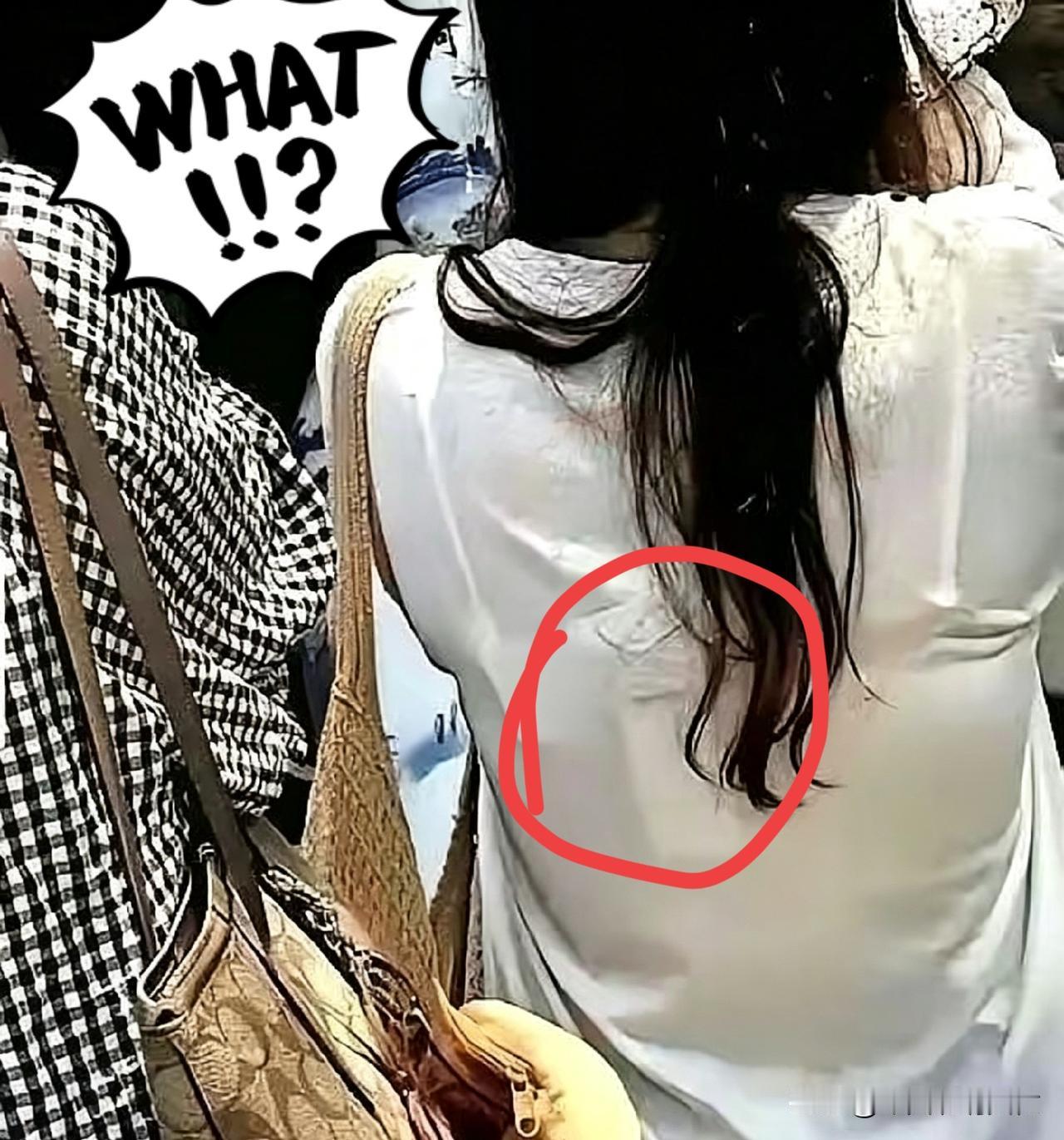 路人随手一拍，全网吵翻了！
 
就一个简单的背影，愣是让网友们争得面红耳赤。
 