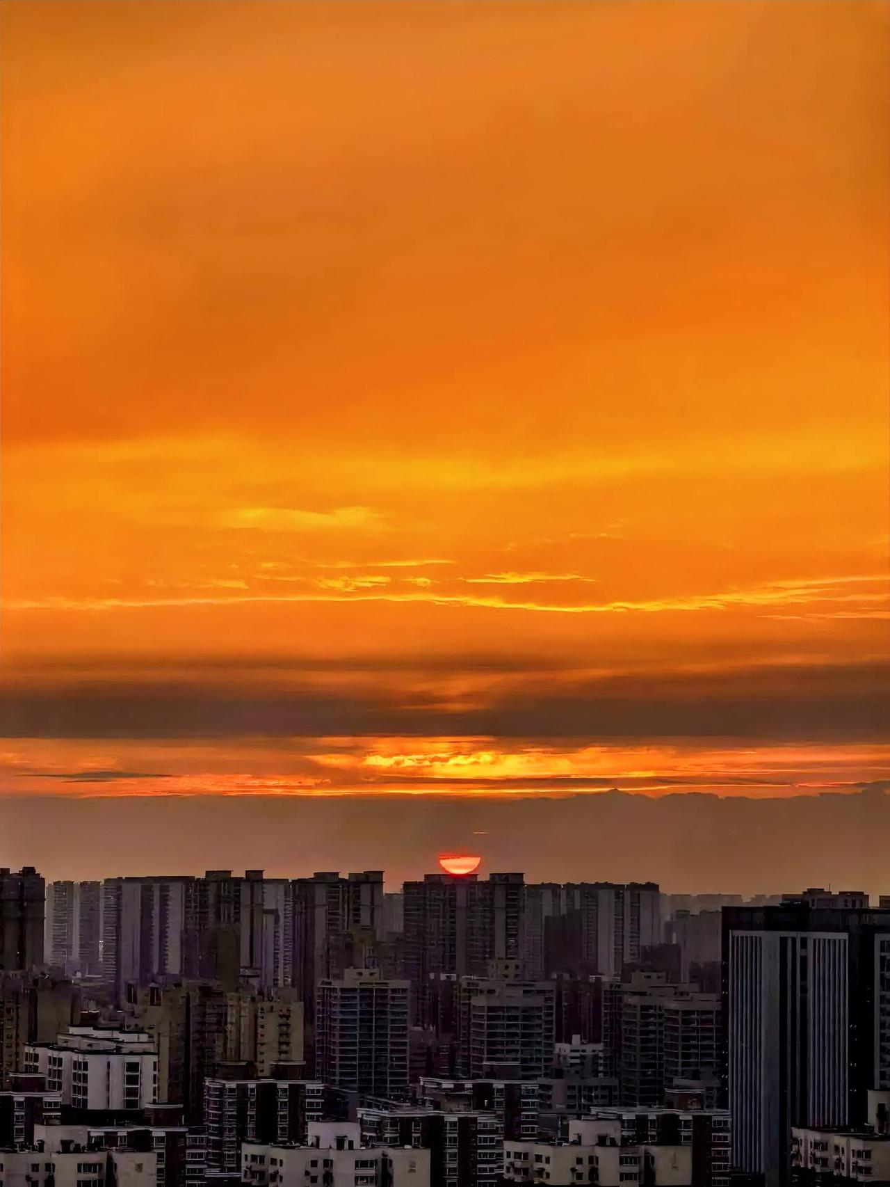 紧张了好几天的项目终于在今天有了交代
精神瞬间不紧张了
今天晚上看夕阳西下
天边