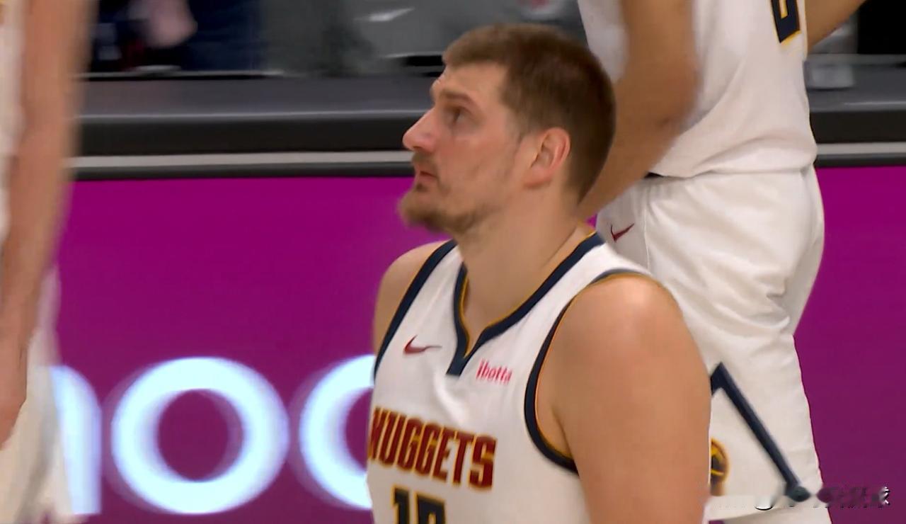 掘金巨星约基奇真是太不喜欢刷数据了！在今天掘金主场以157：103大胜开拓者的比