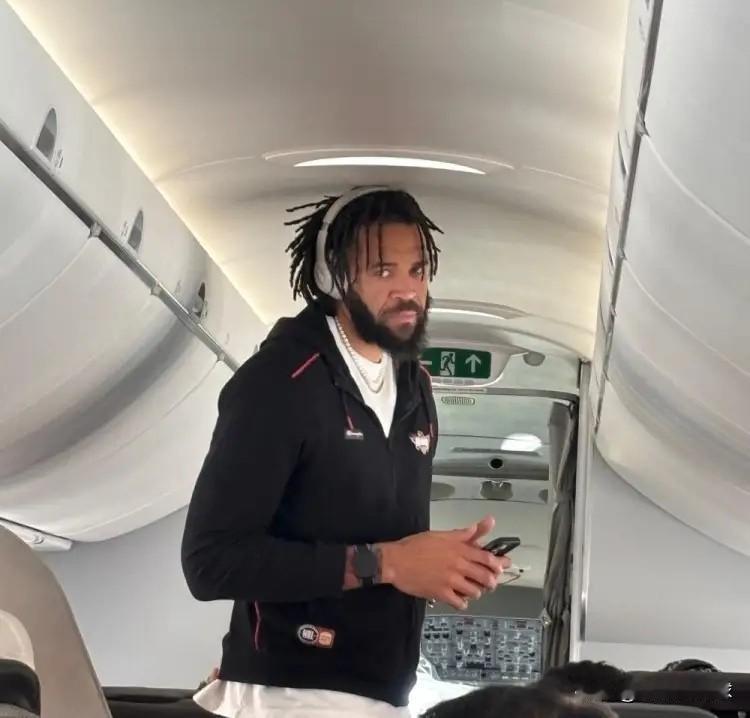 下面是一条关于北京北汽超级外援麦基的新消息！今天麦基特意在社媒上发文，对航班延误