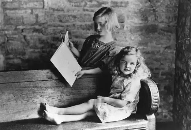 【来自投稿】儿童时期的英国名媛尤妮蒂·米特福德（站者）和杰西卡·米特福德（坐者）