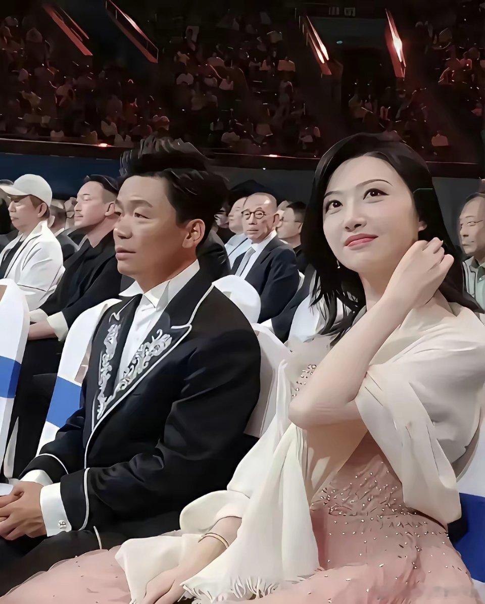 王宝强哥身边坐着绝世美女，他居然目不斜视，无动于衷。这在物欲横流的娱乐圈，宝强哥