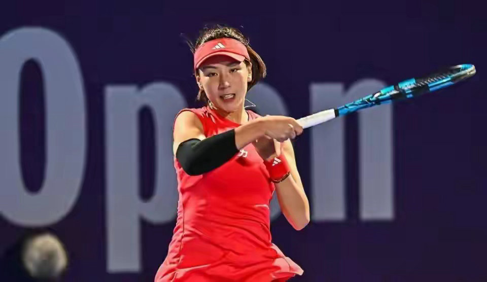 王欣瑜单双打双线晋级巴特洪堡站四强2026年WTA500巴特洪堡站继续进行。双打