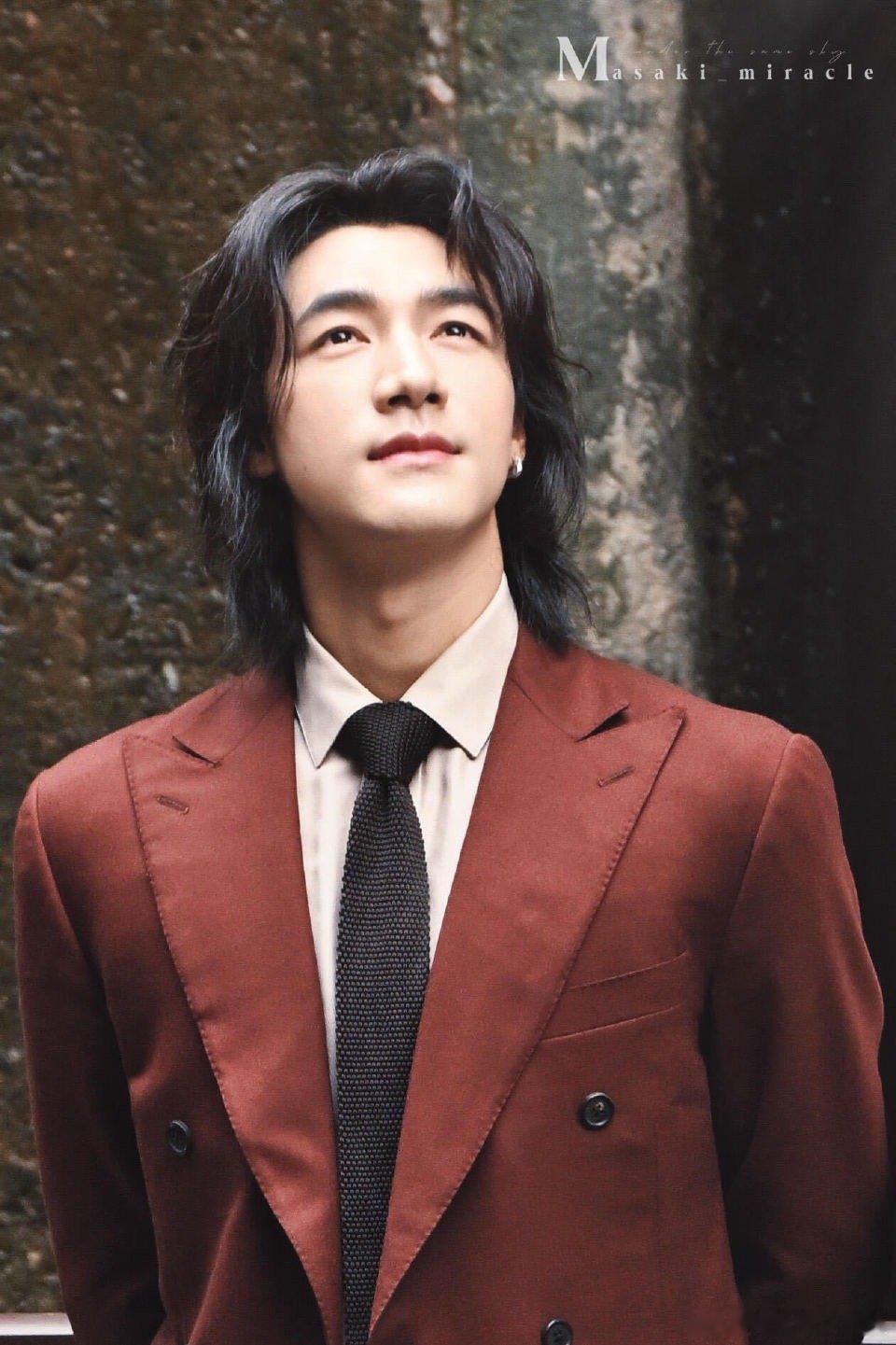 此沙 年上引导型真的会有人对这样的此沙有抵抗力吗？！红西装+长发+单侧耳饰，每一