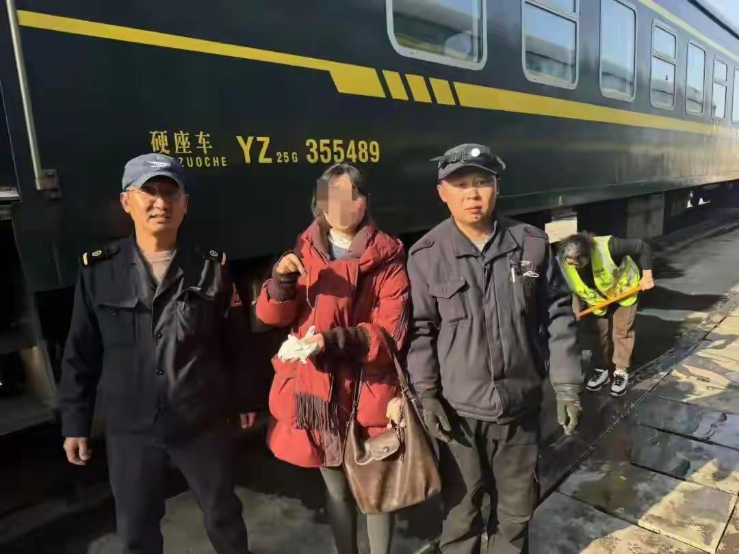 火车便池淘金记

二月的寒风裹挟着年关将近的喧嚣，K922次列车在铁轨上铿锵前行