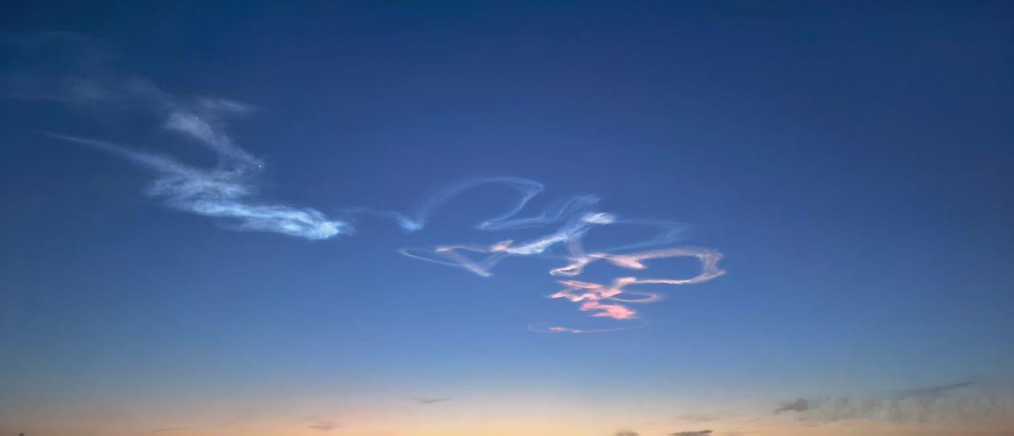太原上空再现绚丽火箭云 6月4日19时39分，我国在太原卫星发射中心使用长征六号