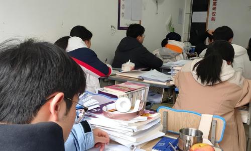 高考迎来坏消息，近200万考生“本科名额”可能会被挤掉？
 
2025年高考报名