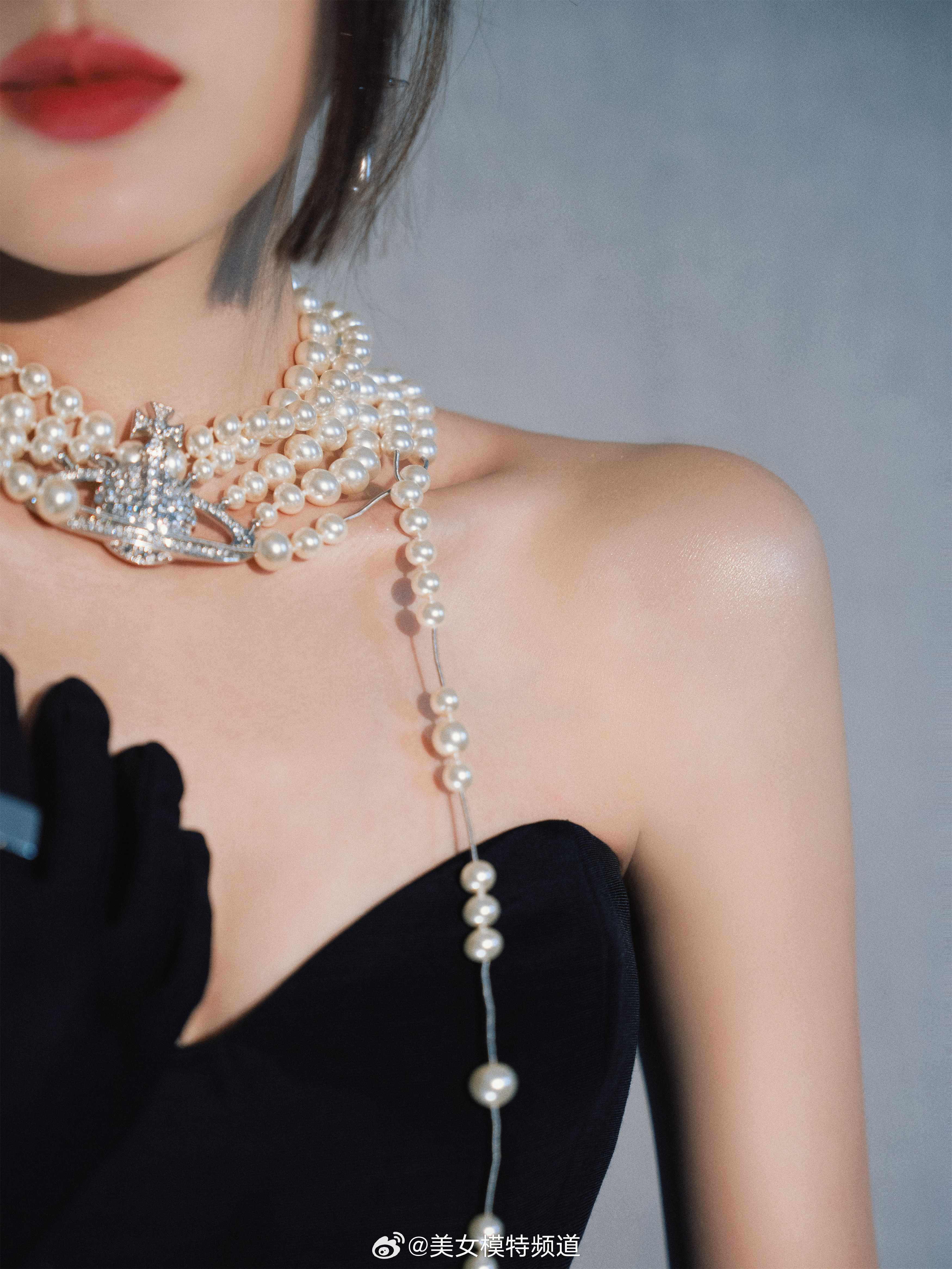 孟佳黑色美人鱼造型 