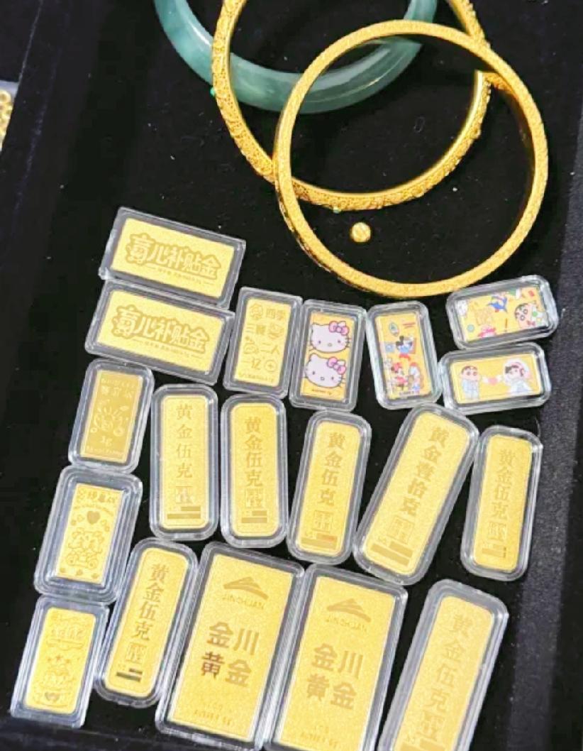 持有大量黄金的人，最近心态真的快要扛不住了！
金价持续走低，不少高位入场的投资者