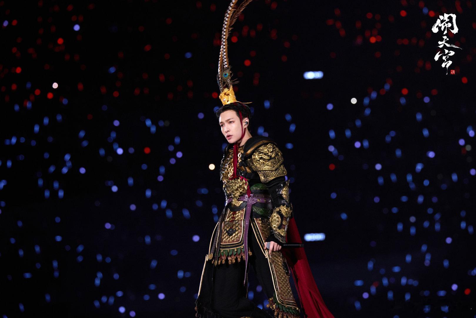 张艺兴身披金甲脚踏筋斗云   身披金甲，脚踏筋斗云直入九霄，于雾海之中探查方向，