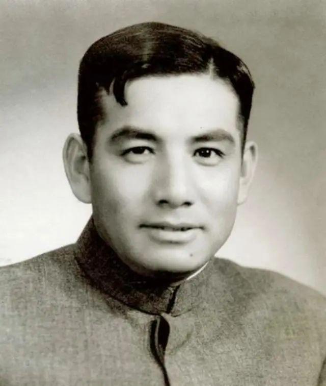 真地下党怕暴露，不敢送得那么明显，委座可不怕。
1907年郭汝瑰生于四川，早年考