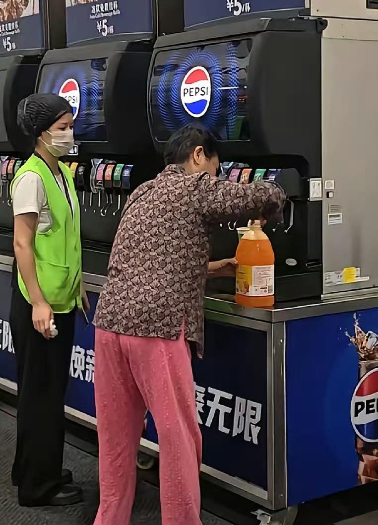 武汉山姆会员店现丑陋一幕，大妈自带超大水桶打满免费饮料，普通顾客续杯，大妈不一样