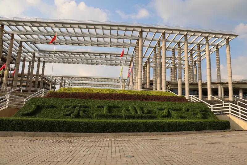 广东工业大学学生校招遇糟心事。广州多益网络在招聘官网直接拉黑该校学生，理由是学校