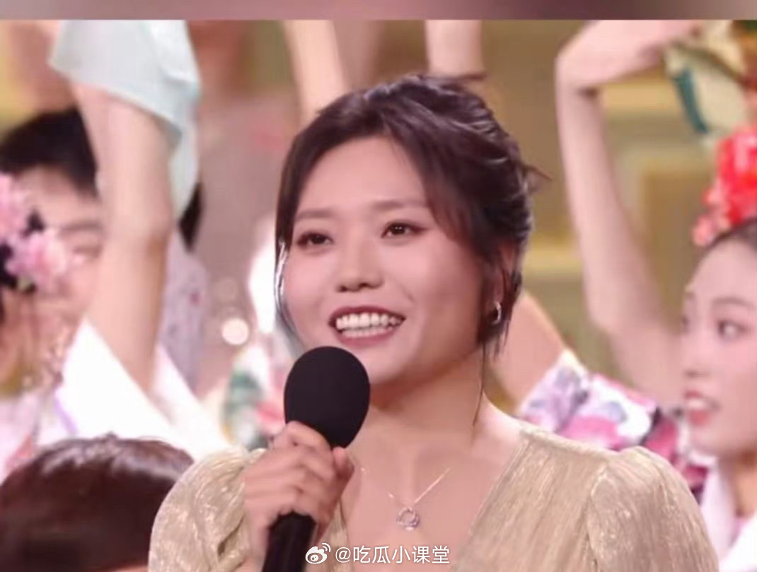 李雪琴瘦身后主持首秀看到李雪琴瘦身后主持首秀了。长裙配盘发优雅充满了知性美。李雪