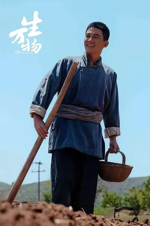 怪不得怪不得，穿得严严实实，密不透风呀，这就是农民形象？
原来是有纹身呀？既有纹