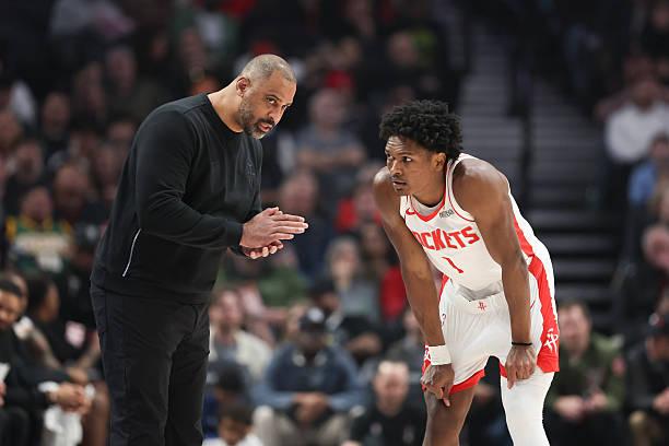 阿门说白了就是一个半蓝领，进攻端最强的就是空切，偶尔持球几下，有一定视野，防守端