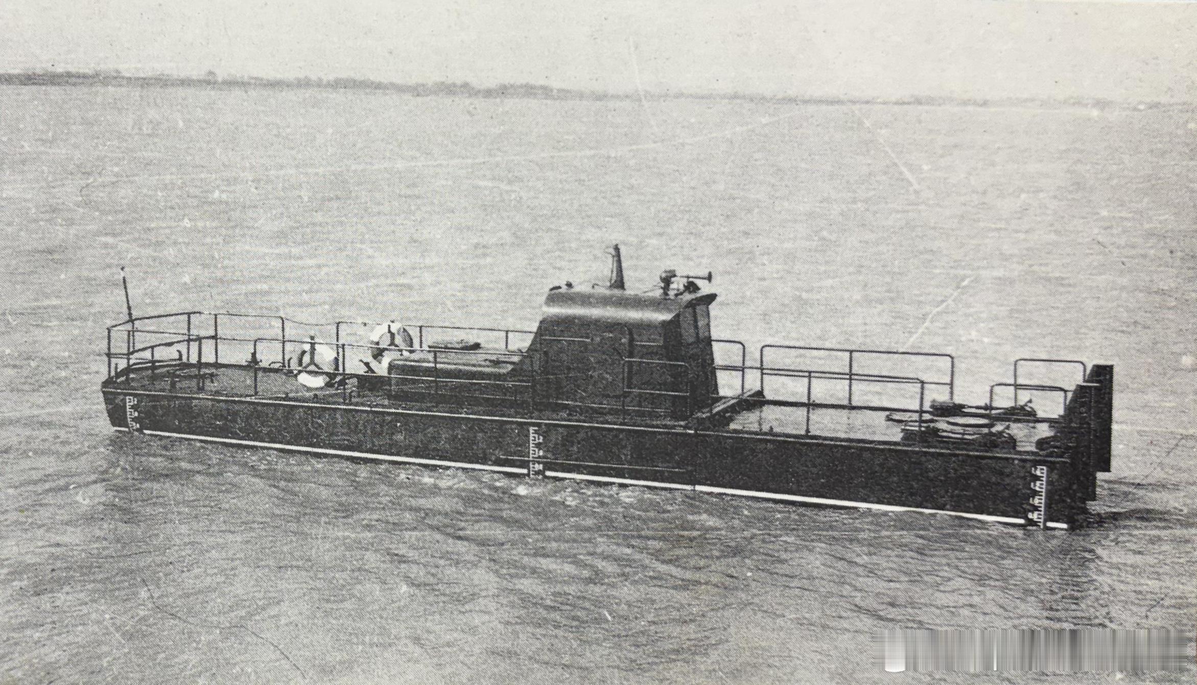 994机动舟外貌。994机动舟是67式铁路舟桥主要动力器材，1979年4月设计定