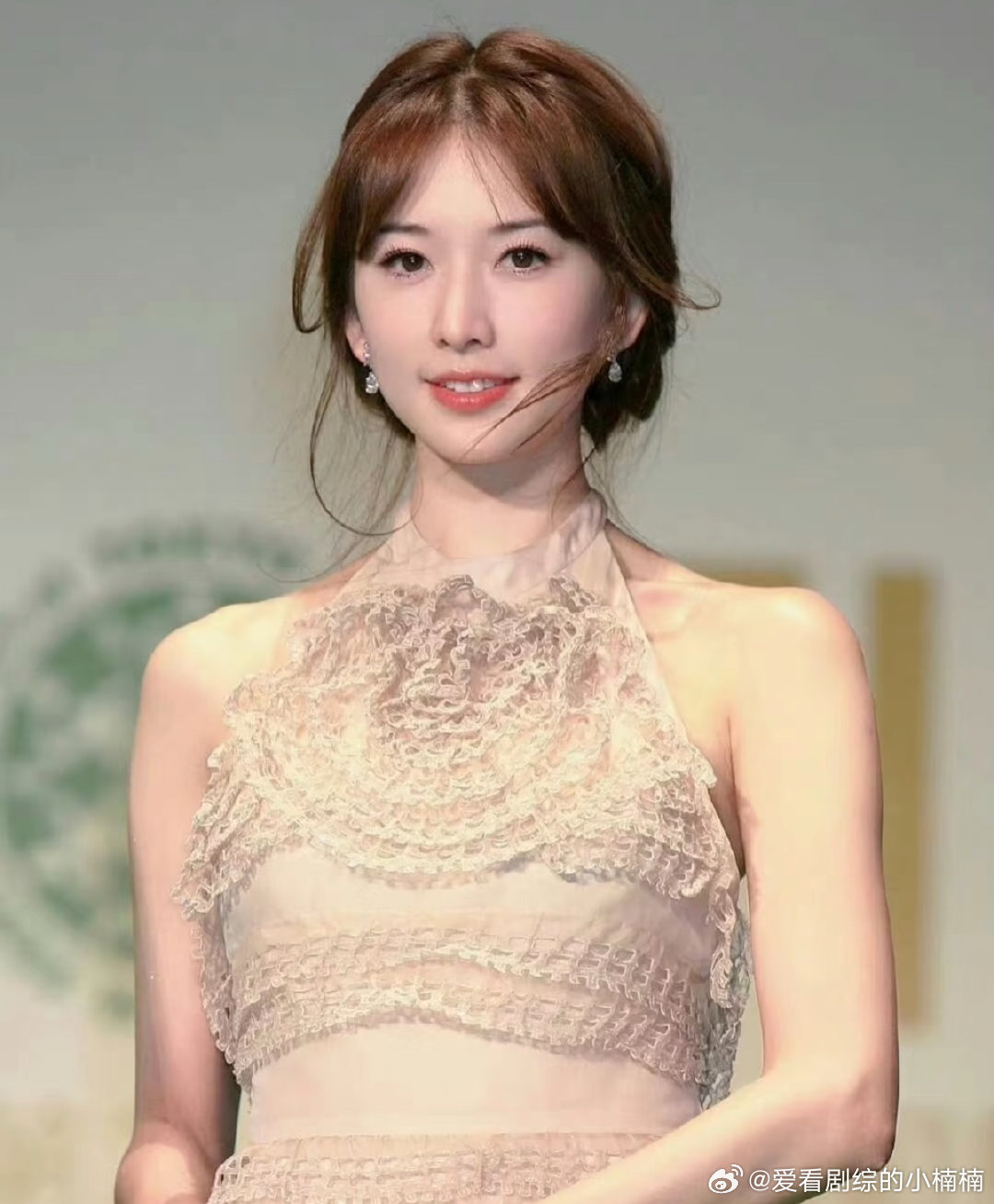 林志玲上台走的这几步林志玲51岁气质 林志玲走上台的模样温婉娇俏，气质由内而外散