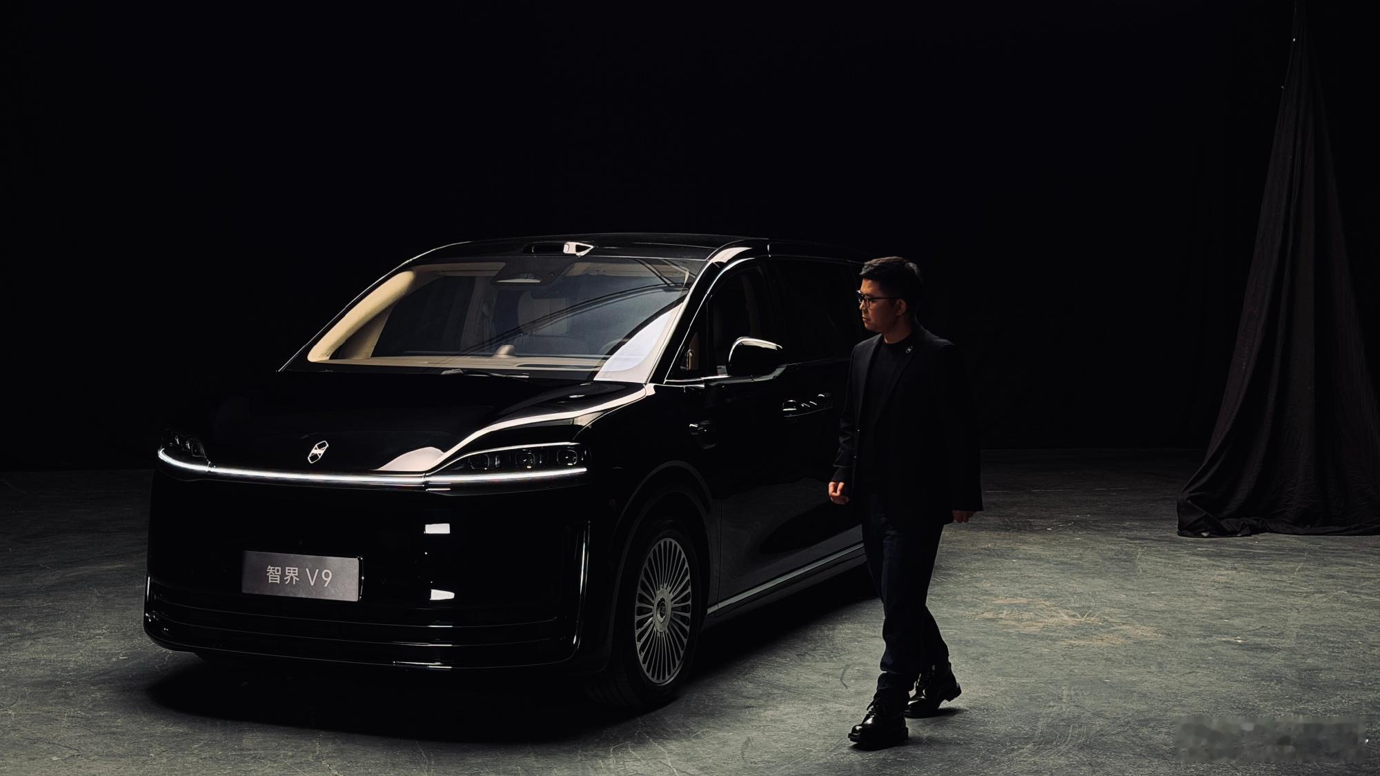 这车和这人都很眼熟你就说这种搭档 一个月卖多少台？智界V9