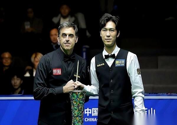 输了球，还能笑着跟对手聊快一分钟，最后心悦诚服地竖起一个大拇指。
说真的，这格局