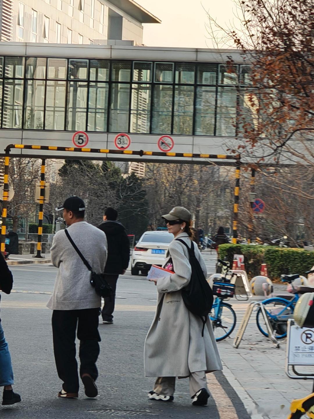 戚薇从考场到北大课堂的偶遇合集，让我看到了明星的另一面，还愿意放下光环去啃硬知识