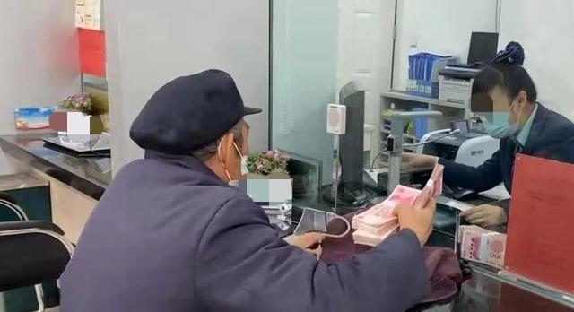 广东肇庆，一大爷在银行存了1万元为期1年的定期，隔年到期后，取出利息又存入2万元