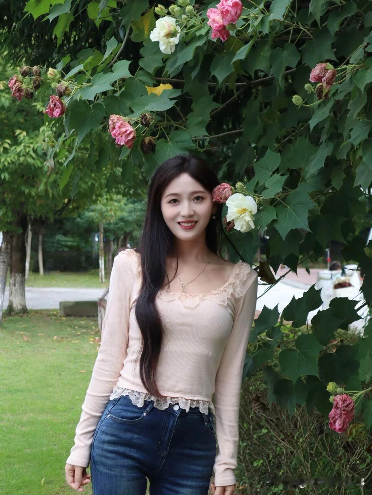 阳光下的甜美笑容，复古砖墙前的时尚穿搭