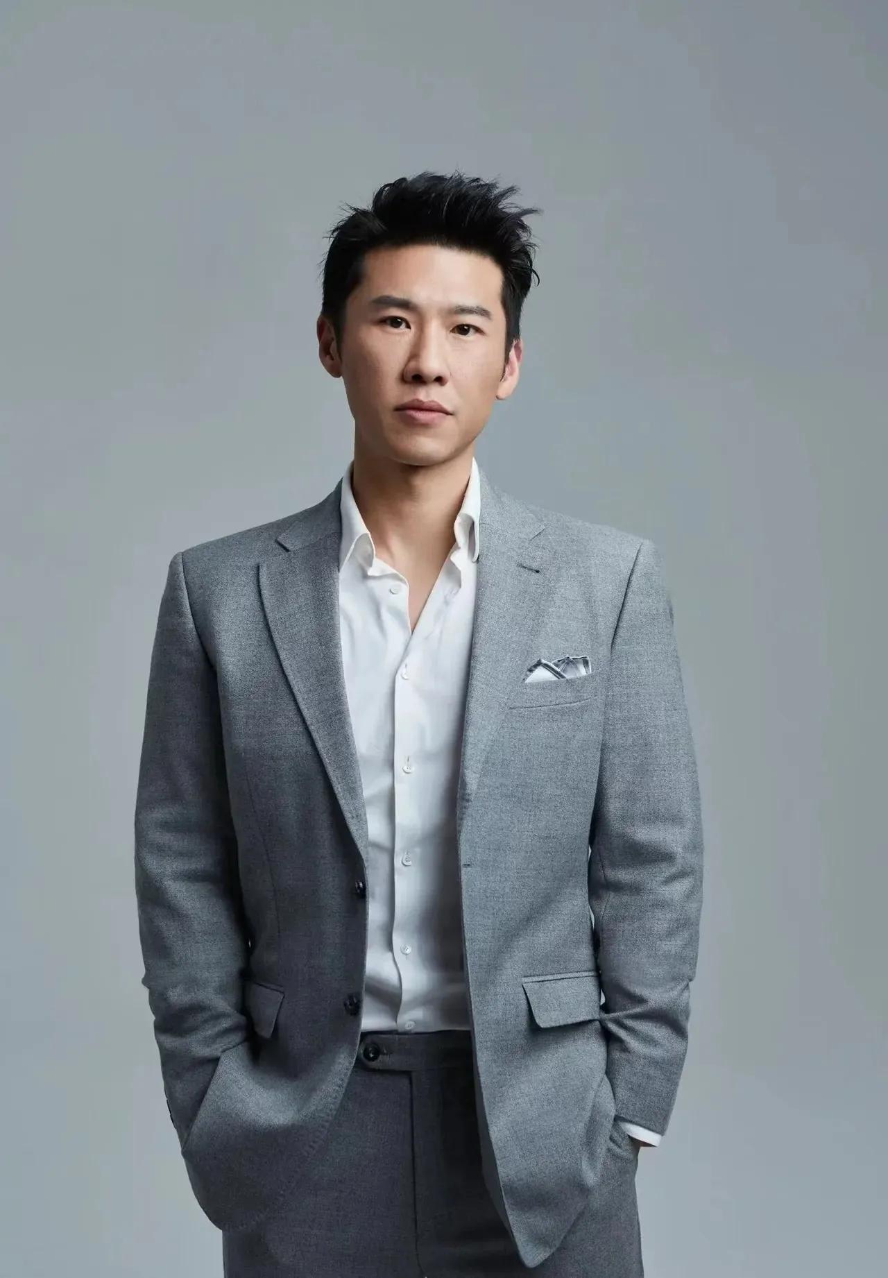 王骁说，因为父亲跟母亲的职业都是做演员，自己从小就生活在演艺家庭里，不会把这个职