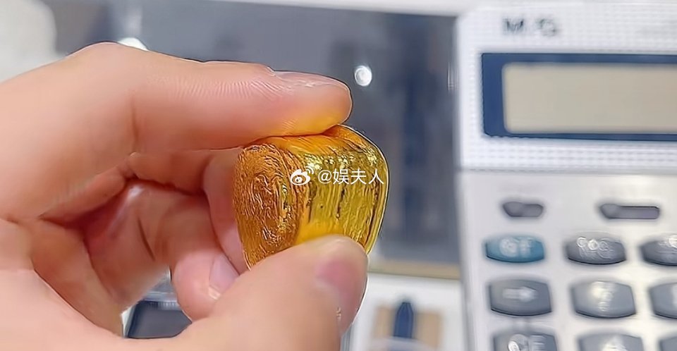 跟前男友分手一个礼拜瘦了三斤，现在就只剩下他送我的这个金疙瘩了，至少证明了他曾经