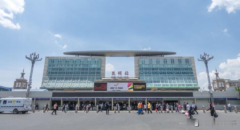 近日，云南昆明火车站突发一起警情：两名14岁的曲靖陆良籍少女因家庭矛盾离家出走，