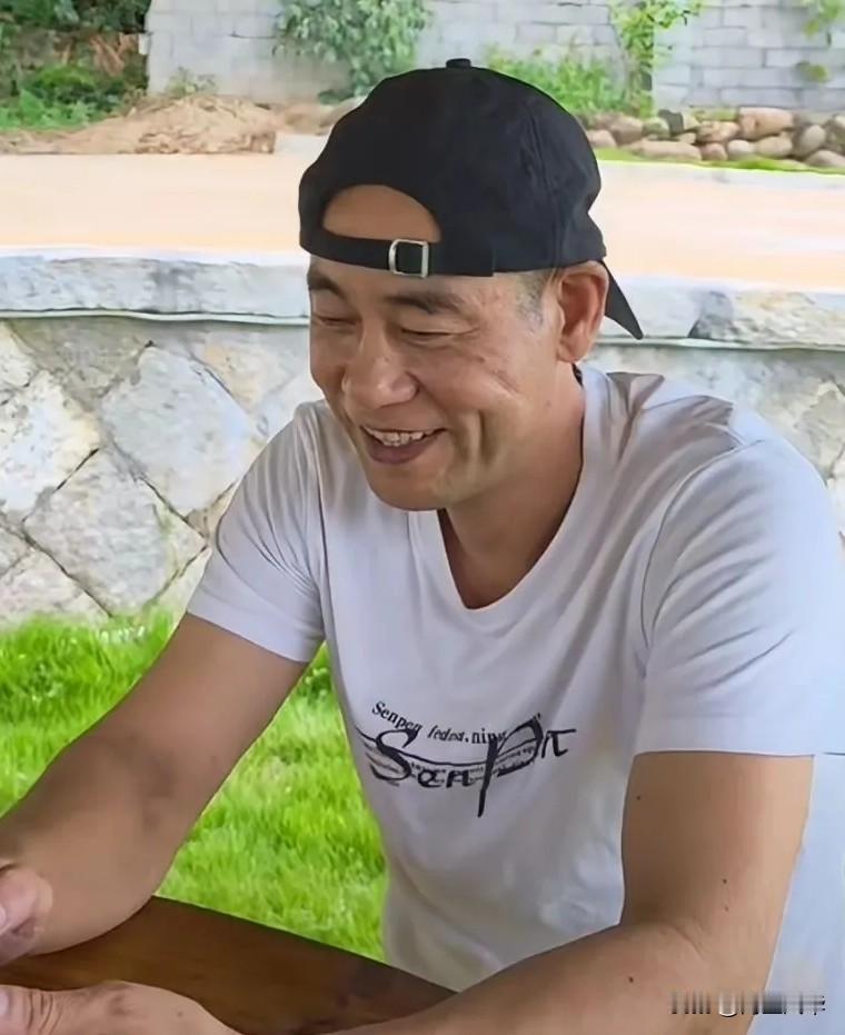 撞脸陈小春的大哥确实是个老实人。

很多网友猜测他是陈小春弟弟后。

大哥没有借
