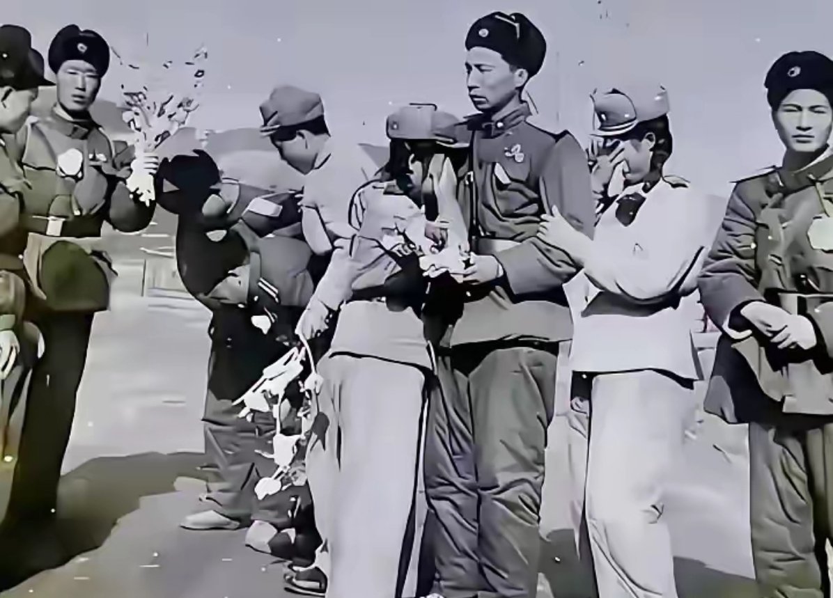 志愿军离开朝鲜告别的一幕。致敬先烈 