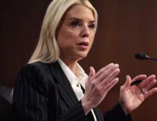 很多人以为，特朗普之所以会铁了心的炒掉司法部长邦迪，是因为这个女人办事不利，但真