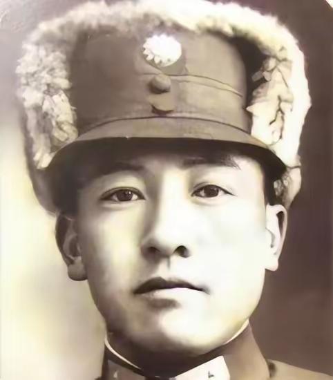 1949年，马继援携带几十箱黄金从西宁机场仓皇逃离，为了让留下的军官卖命，他给所