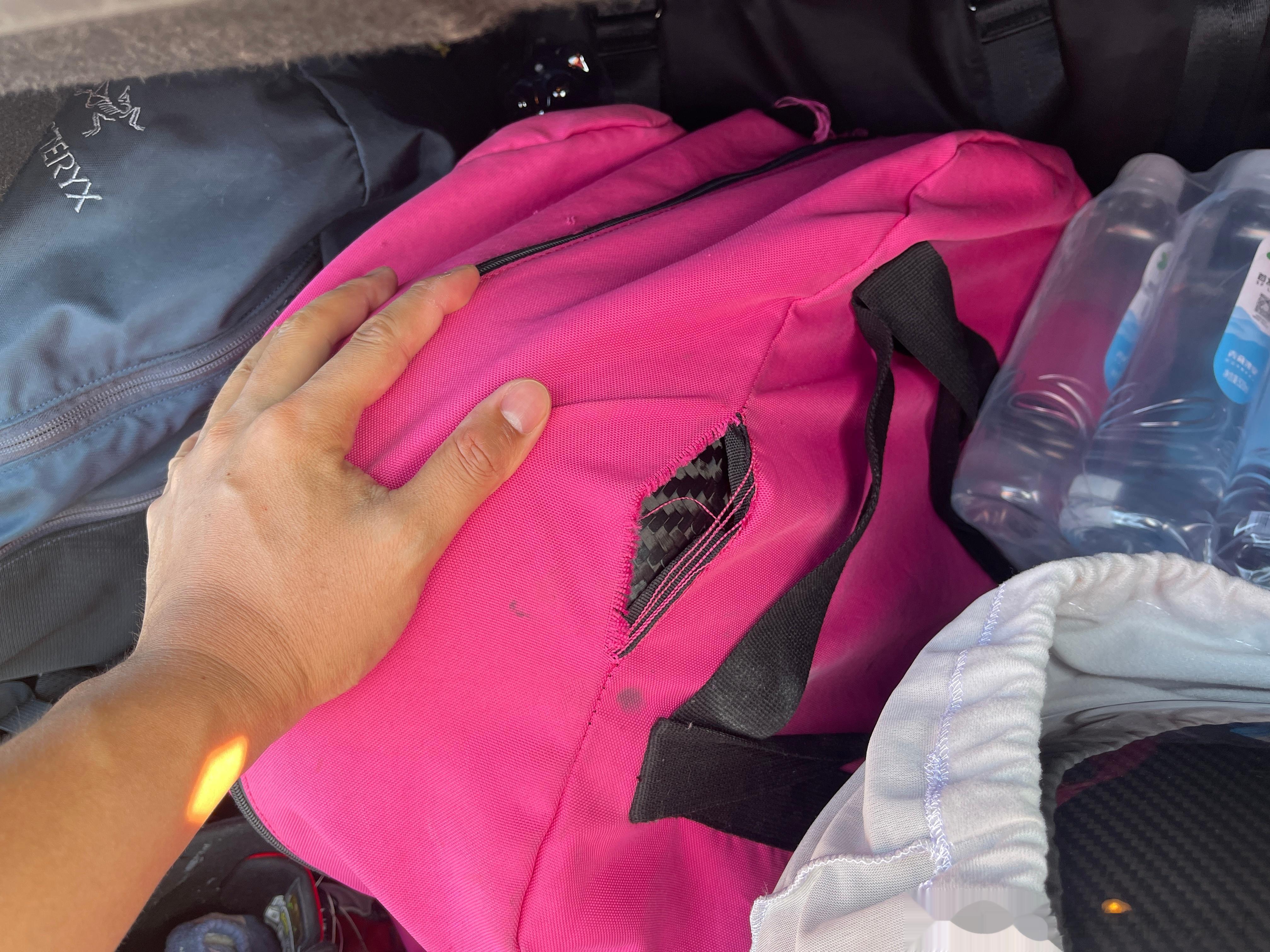 用了十几年的大粉包，终于还是破了～（当年在迪卡侬买60多块买的，后来被我发现能装