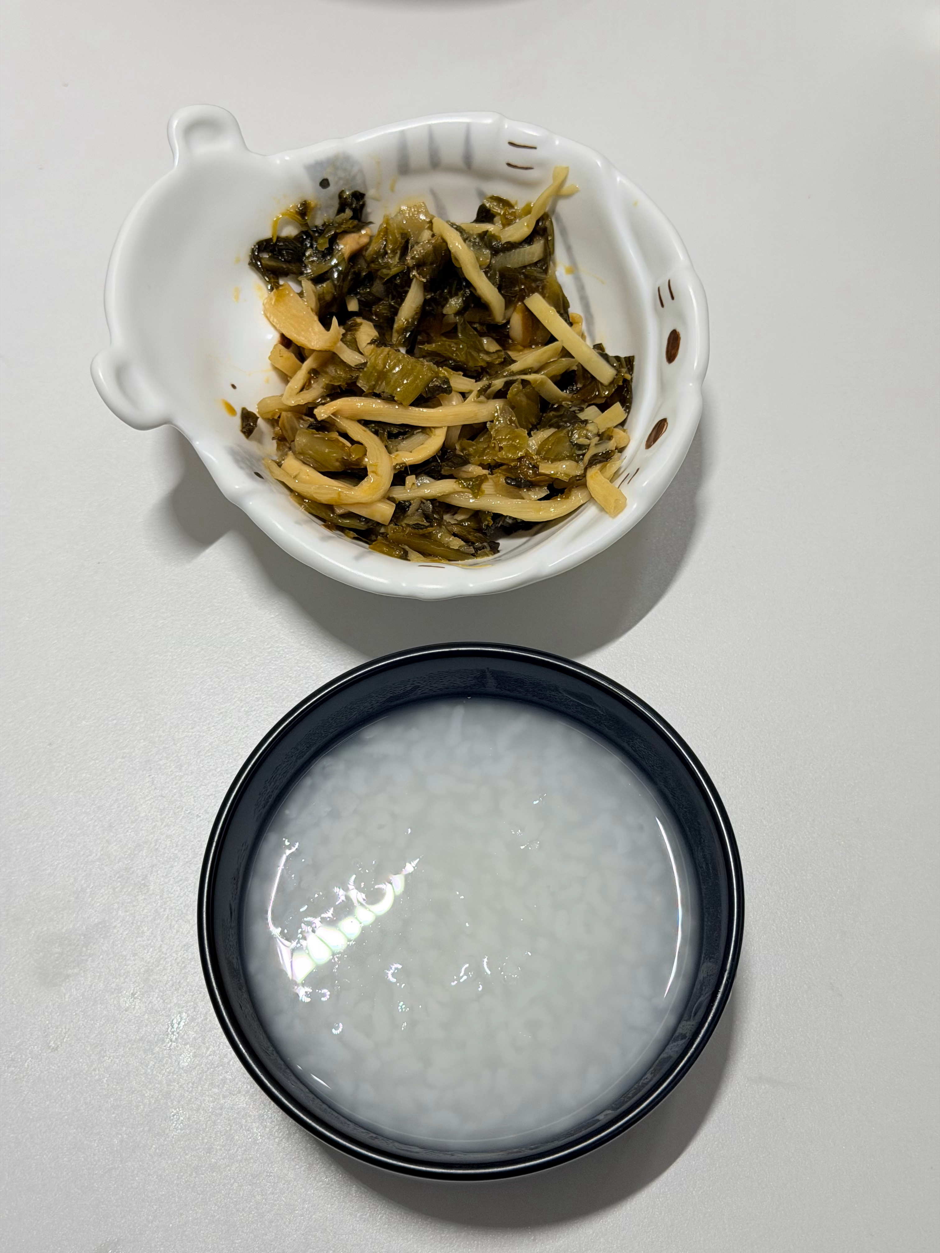 夏天喝白粥吃咸菜真的很爽，就是饿得快不健康 