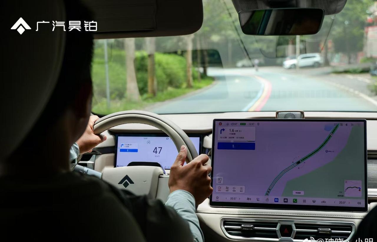 试驾智享24小时昊铂S600免费试驾驶过城间小路时，底盘稳稳滤掉细碎颠簸，智驾过