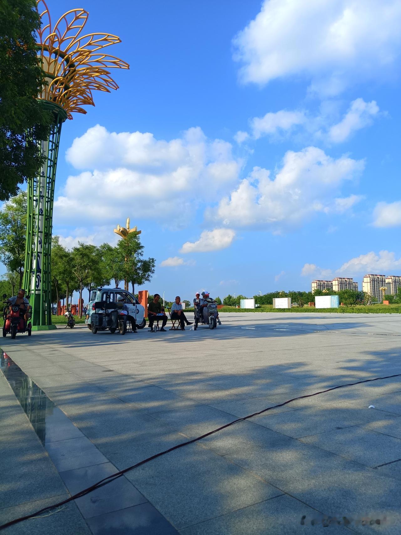 农历的6月20日，天热得已不允许人们随便出门瞎逛了。
小区里，四处都是空调外机喘