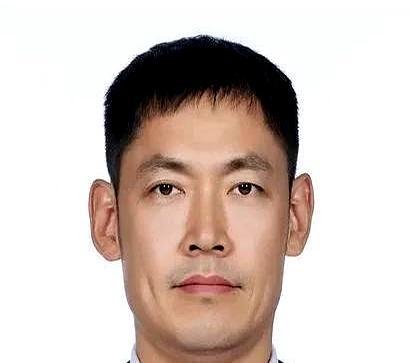 北控男篮收官战输给宁波那场，球员在场上那股“眼神防守”的散漫劲儿还没散尽，张庆鹏