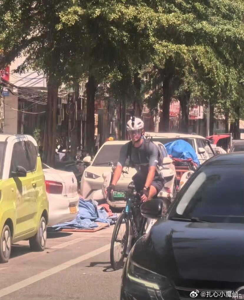 海南37°，吴磊在骑行 