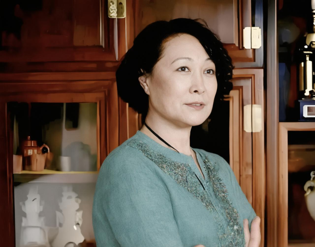 她是我国女排第一任队长，也是女排”五连冠”时代功勋队员。1977年世界杯上，她一