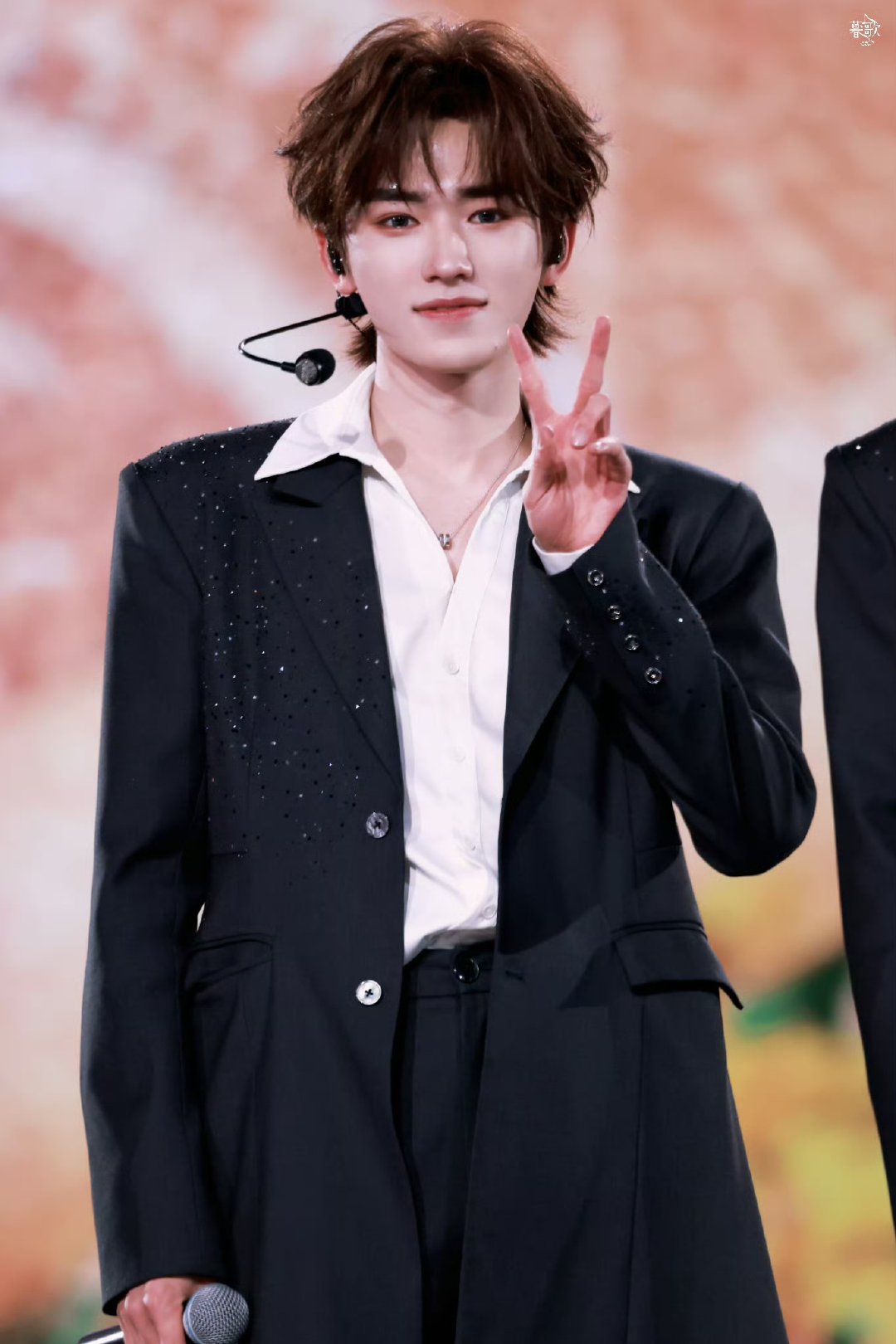 宋亚轩眉毛亮晶晶的！