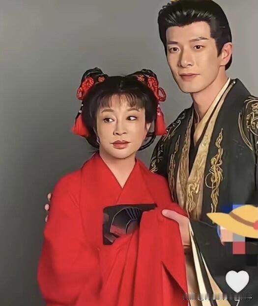 都是70多岁的老人了，还可以弄这种造型的古装剧，感觉旁边的这位演员都很年轻，他们