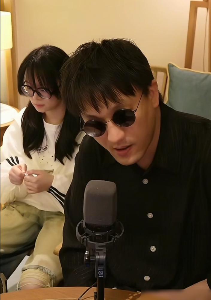 跨年夜的直播镜头前，孙媛眼圈通红死盯着屏幕，手指却死死按住静音键。你以为这三个全